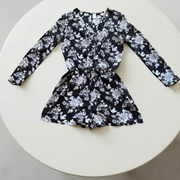BLACK/WHITE SHORT ROMPER - Picture 1 of 4